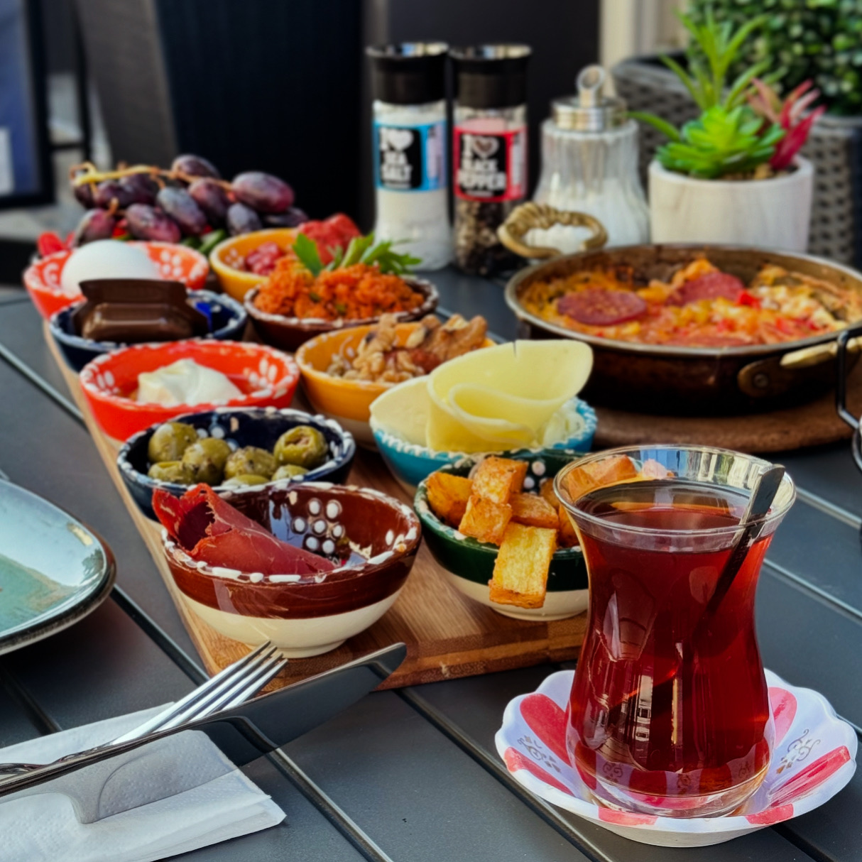 Außenansicht Lemon & Olive Café Bistro mit Terrasse in der Bonner Straße, Köln-Südstadt