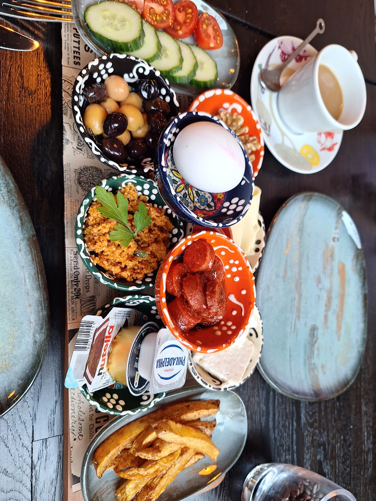Frühstück auf der Außenterrasse mit türkischem Tee-Glas