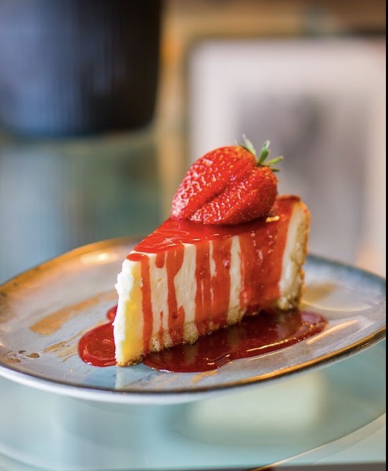 San-Sebastian-Cheesecake mit frischen Erdbeeren