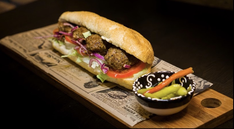 Meatball-Sub auf einem Holzbrett