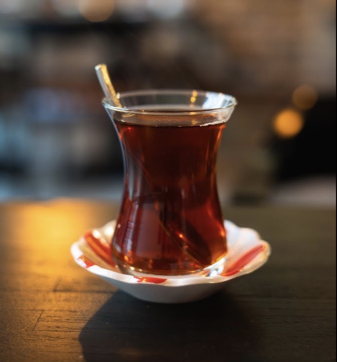 Türkischer Tee im klassischen Glas