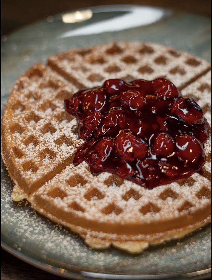 Waffel mit warmem Beerenkompott
